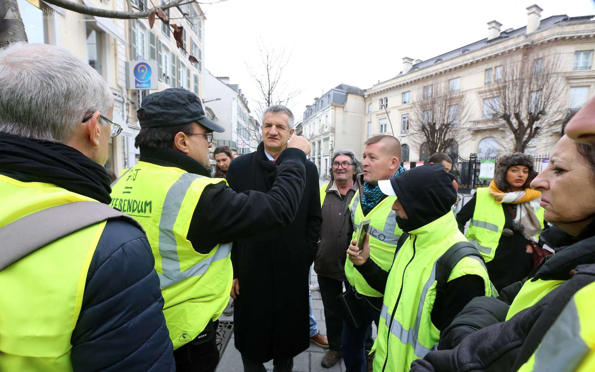 Défaite du modèle jacobin et réveil des résistances locales